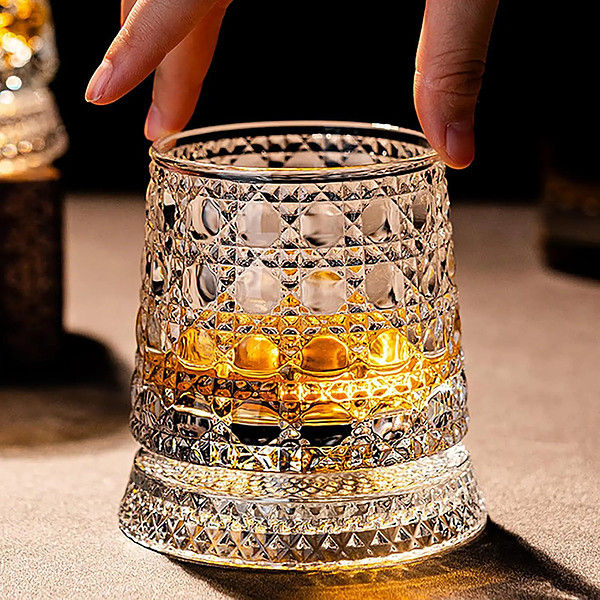 VORTIVA™ - Rotující křišťálová sklenice na whisky s broušeným vzorem