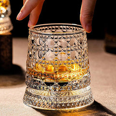 VORTIVA™ - Rotující křišťálová sklenice na whisky s broušeným vzorem